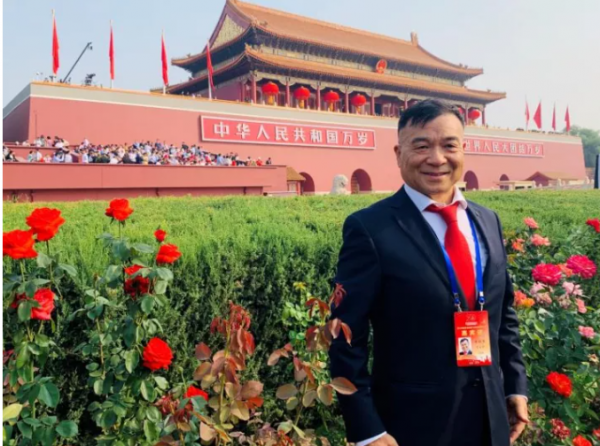 傳奇！他出生上海，從服務員“逆襲”成為董事長，還是法拉利股東之一！