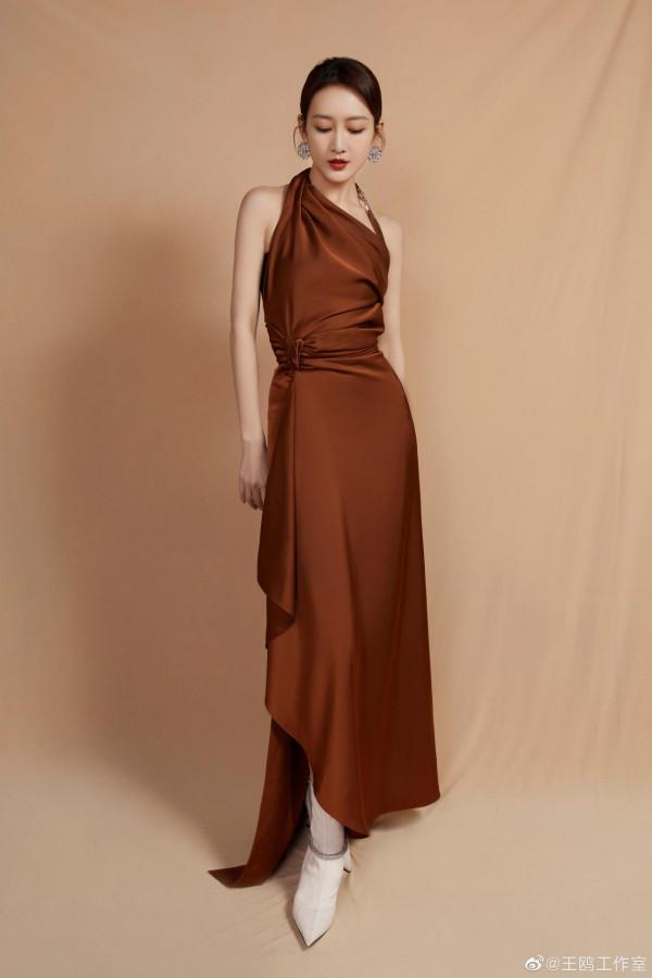 新年第六彈，王鷗與楊冪同臺賀歲，紅裝美人，誰顏值更高？