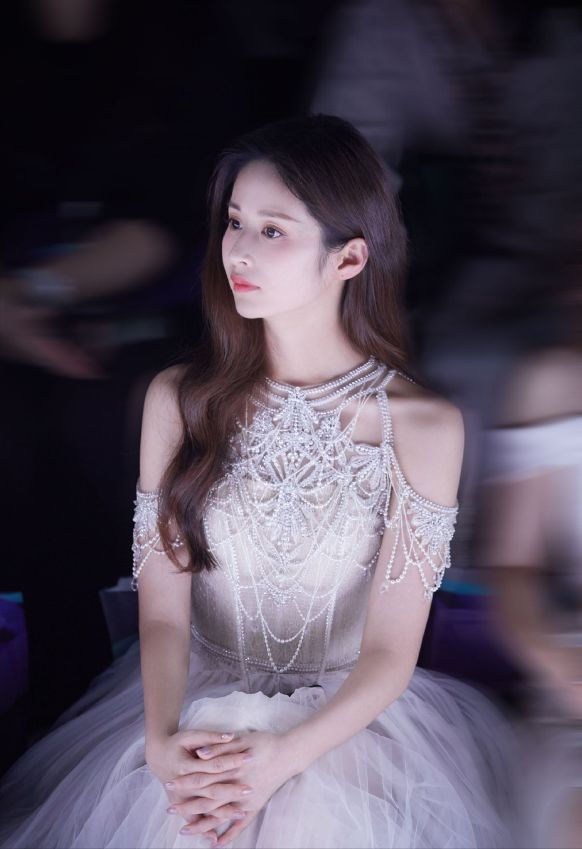 當穎兒穿這件珍珠鑲嵌的仙女裙，從此言情小說女主都有了模樣
