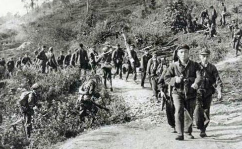 他拉響手雷與敵軍同歸於盡，奇蹟生還，被稱“活著的楊根思”