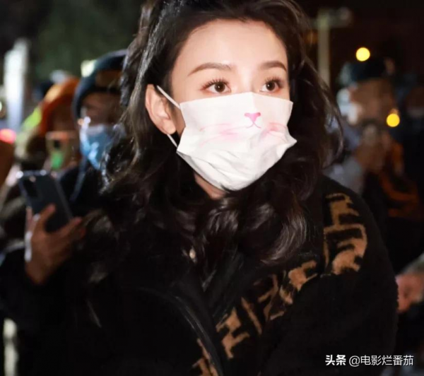 春晚五次聯排：趙麗穎緊身褲吸睛，沈騰眼神犀利，張小斐知性俏皮