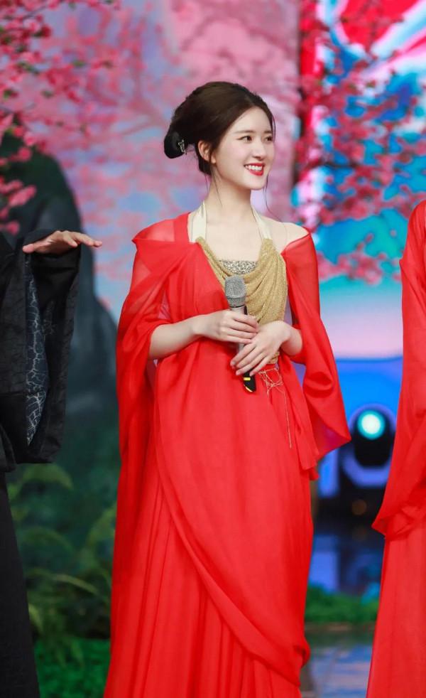 趙露思，青年演員，猶如怒放的玫瑰