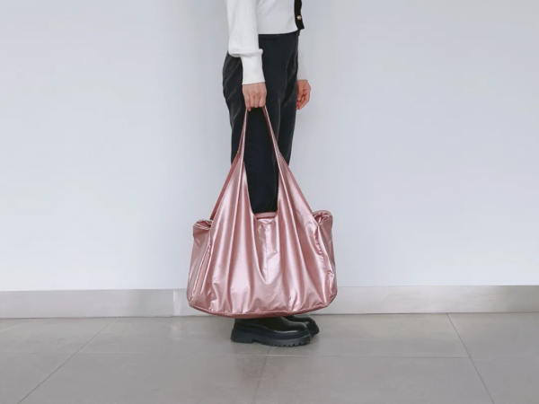 看你「背」包的樣子，就知道脊柱受傷不輕