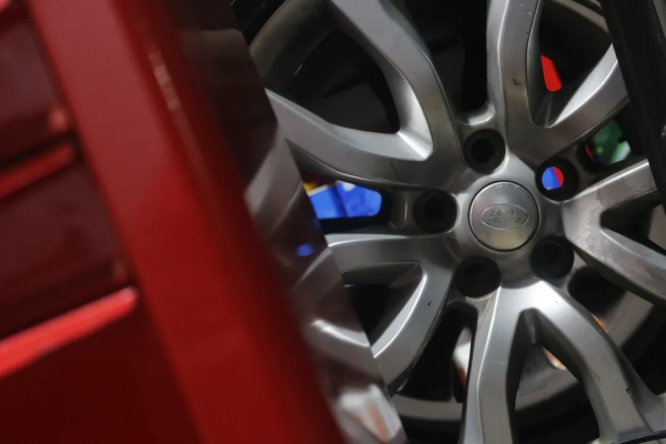 翻新一輛“破爛不堪”的路虎攬勝，匠心修復，滿血復活變新車