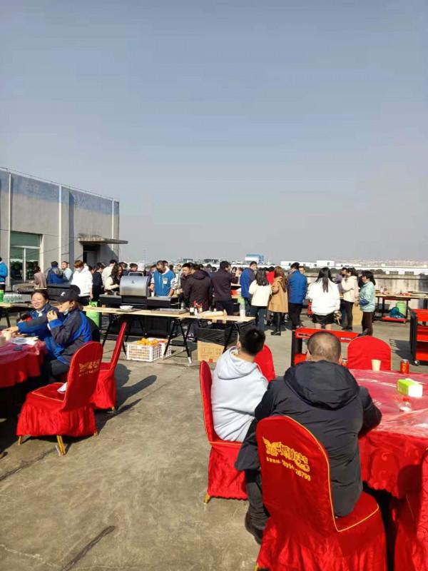 露天燒烤展現別樣的午餐風情