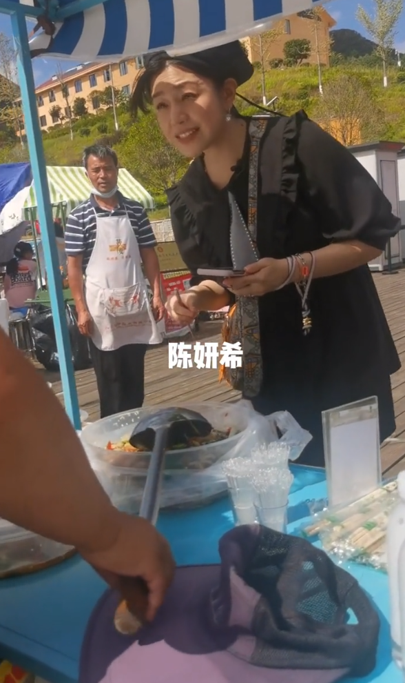 陳妍希買小吃被路人偶遇，生圖比精修胖一圈，因未付錢遭老闆吐槽