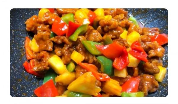 老外在中餐廳經常點的中國菜《菠蘿咕嚕肉》到底是怎麼做的呢？