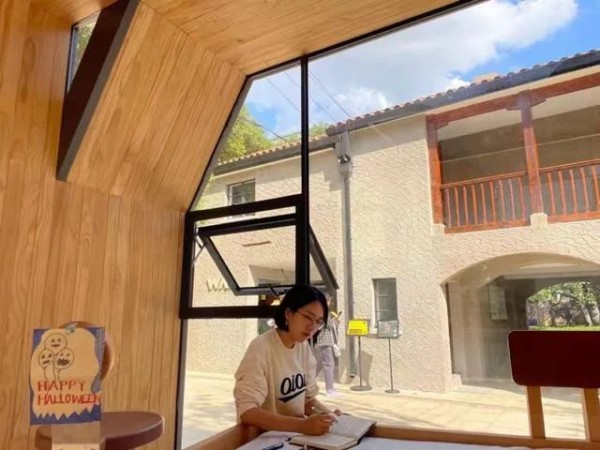 上海街頭驚現透明房！24小時有人住裡面吃喝睡覺，圍觀者直接看光光