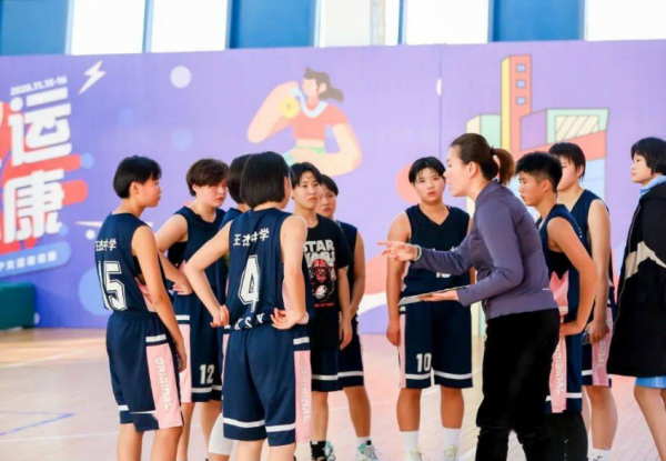 2米女巨人嫁1.8米丈夫，上門作客撞門框，未來婆婆：拆了，換大的