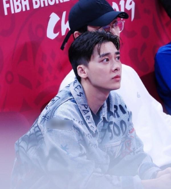 薛之謙和李易峰撞衫了！同款牛仔服，你們覺得誰更帥氣？