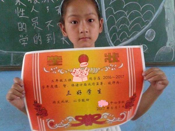 家裡一面牆貼滿了娃的獎狀,媽媽卻開心不起來,是我也高興不了 家裡一面牆貼滿了娃的獎狀,媽媽卻開心不起來,是我也高興不了