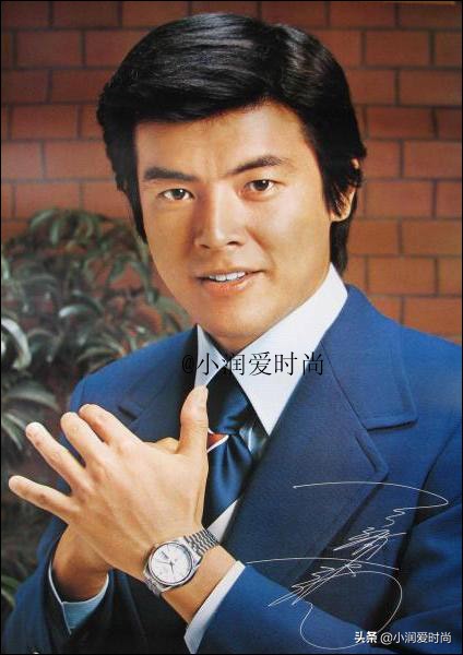 三浦友和冬天有多時髦？夾克+毛衣、羽絨服疊穿西裝，照他穿儒雅