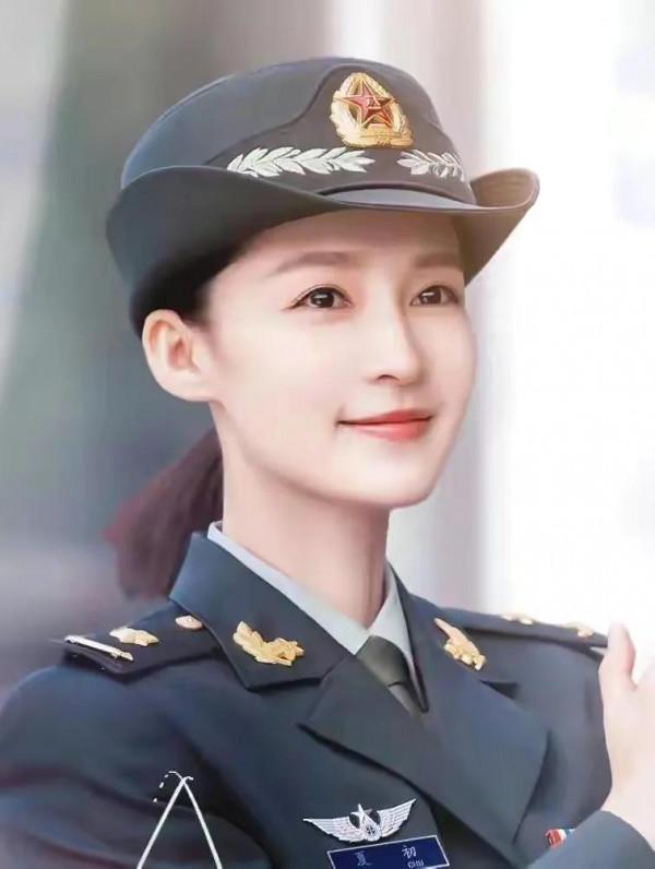 穿上軍裝的李沁:英姿颯爽,霸氣十足 穿上軍裝的李沁:英姿颯爽,霸氣十足