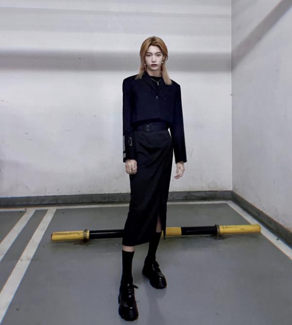 男愛豆的時尚越來越難懂,塗口紅踩高跟還不夠,連開叉裙都穿上了 男愛豆的時尚越來越難懂,塗口紅踩高跟還不夠,連開叉裙都穿上了