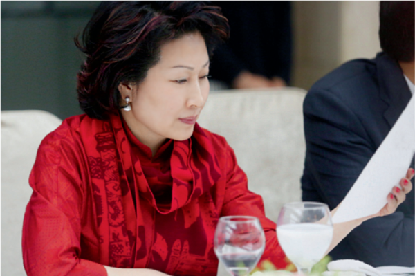 傳奇女富豪鄭翔玲：14歲特招入伍，退伍後嫁入豪門，現身家440億