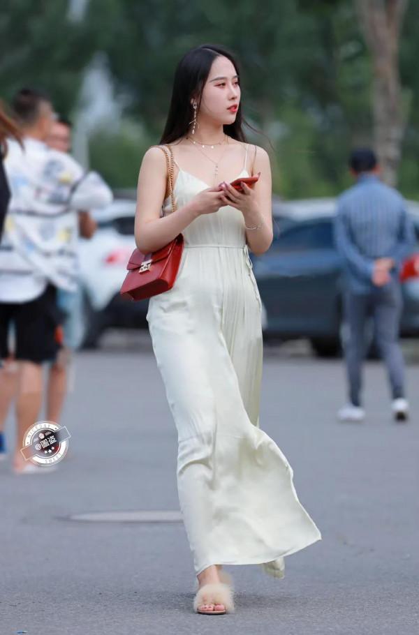 穿吊帶連衣裙的時尚小姐姐 穿吊帶連衣裙的時尚小姐姐