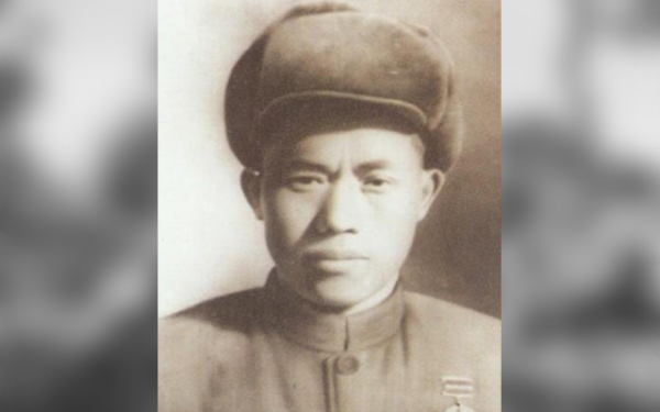 1958年，軍區首長視察遼寧，發現糧倉警衛竟是自己犧牲5年的戰友