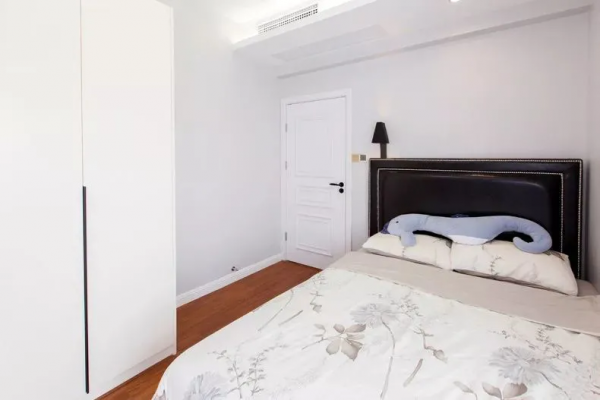 小戶型也能駕馭輕奢風，配色豔而不俗，黃銅+大理石高階感爆棚