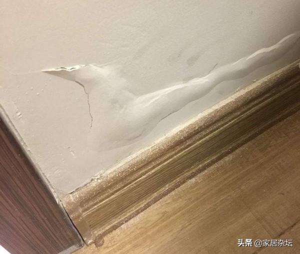 衛生間門口和牆面另一側潮溼起皮，為什麼？怎麼處理？看看這些