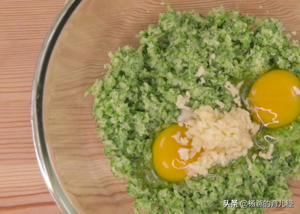 西蘭花風味的番茄芝士披薩，鮮香拉絲又解饞，孩子愛吃的美味輔食