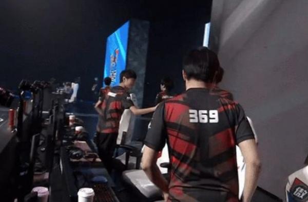 icon世界賽前爆料:TES訓練賽無敵!網友:如果來S11,最差四強 icon世界賽前爆料:TES訓練賽無敵!網友:如果來S11,最差四強