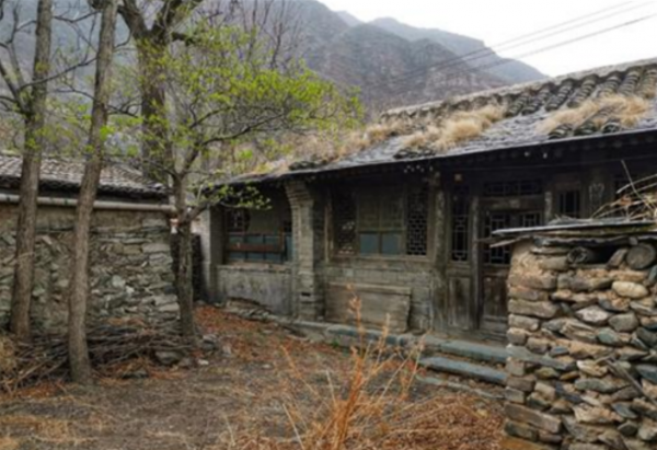 北京深山中的千年古村，村內都是四合院卻無人居住，距京城86公里