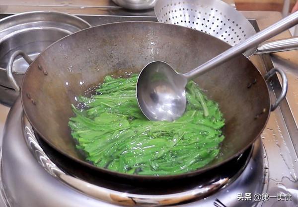 油麥菜不要直接下鍋炒,用廚師長的小技巧,青翠不變色,鮮嫩入味 油麥菜不要直接下鍋炒,用廚師長的小技巧,青翠不變色,鮮嫩入味