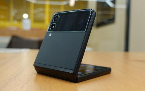 三星Galaxy Z Flip 3可摺疊手機評測:價格只相當於普通旗艦手機 三星Galaxy Z Flip 3可摺疊手機評測:價格只相當於普通旗艦手機