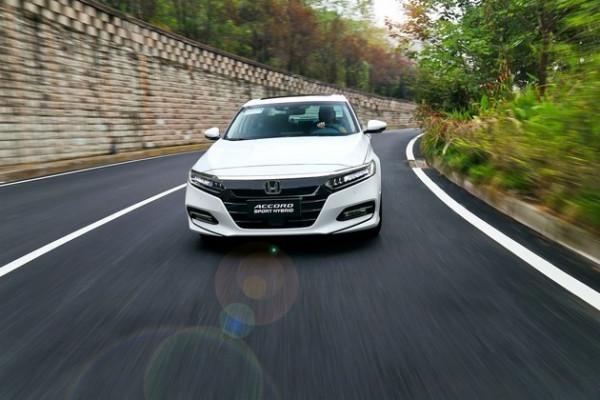 日德系主流B級車對比，第十代雅閣與新款帕薩特該怎麼選？