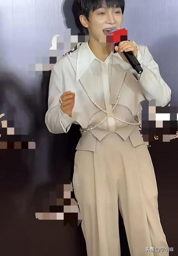 造型師集體掉線?易烊千璽不倫不類,周冬雨暴露缺點,張韶涵太顯老 造型師集體掉線?易烊千璽不倫不類,周冬雨暴露缺點,張韶涵太顯老