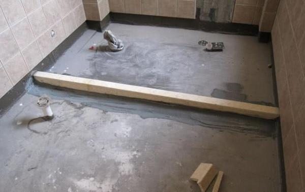 裝修工人圖省事，衛生間瓷磚沒鋪好，當初真該早早讓他走人