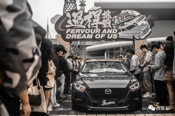 姿態風兩廂馬自達昂克賽拉，趴在地上的&quot&semi;鋼炮&quot&semi;也能很帥