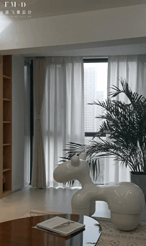 為了達到目的，把該拆的牆都拆了，搖身一變大橫廳，功能只增不減