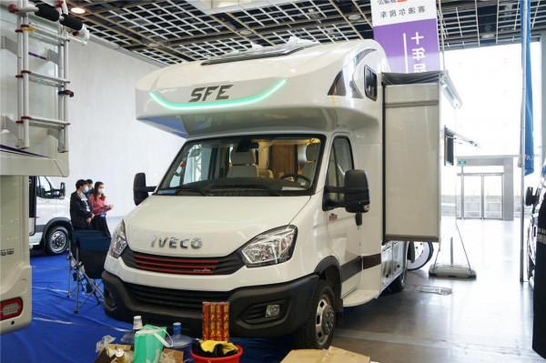 想要又大又豪華的客廳?這賽沸爾房車,兼顧旅居商務的最佳車型 想要又大又豪華的客廳?這賽沸爾房車,兼顧旅居商務的最佳車型