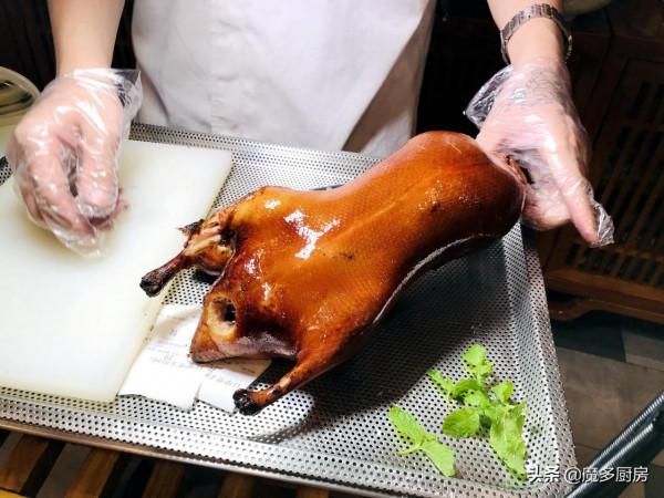 媽媽帶侄女過來玩,請她們吃炸醬麵和北京烤鴨,荷花造型真美 媽媽帶侄女過來玩,請她們吃炸醬麵和北京烤鴨,荷花造型真美