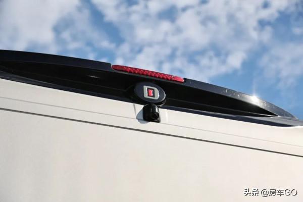 這臺房車有5種充電方式，車內電器語音控制，衛生間也是乾溼分離