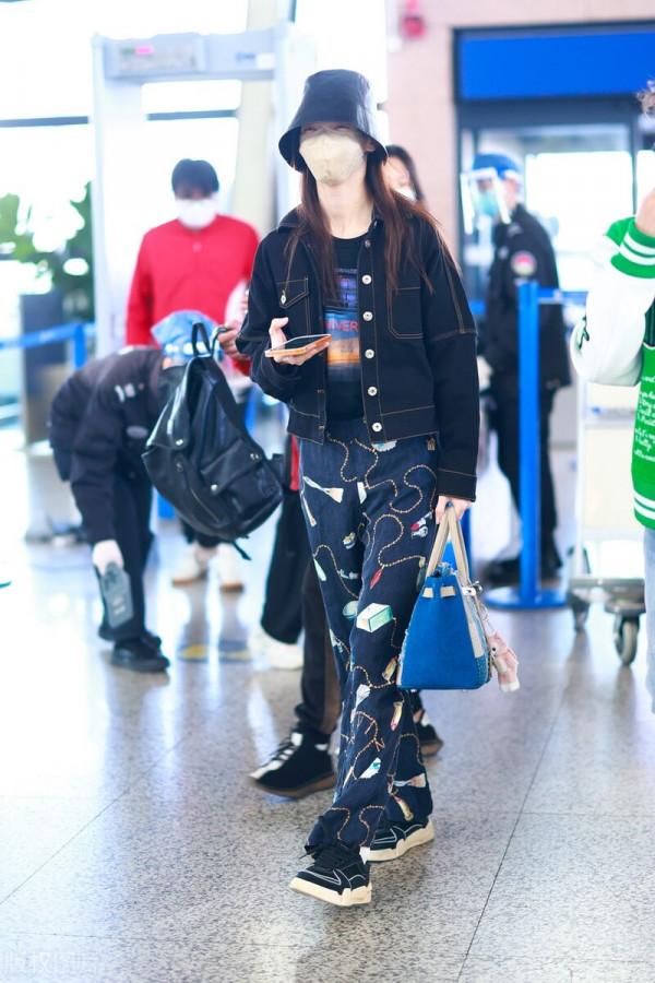 金晨穿牛仔外套搭配塗鴉牛仔褲，戴漁夫帽隨性時髦