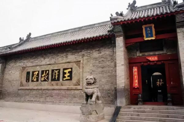 河南一鉅富豪宅火了，主人曾為各處景觀命名，距市區40分鐘車程