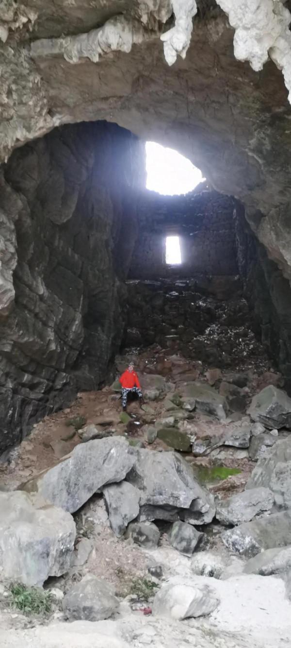 陽朔網紅景點四方巖（土匪洞）