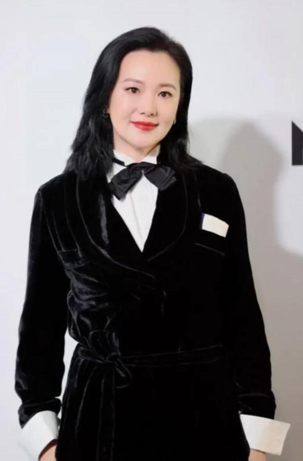 董卿、陳數、詠梅，三位手捧書卷的女人真美