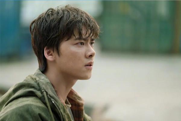 一部《鏡&CenterDot;雙城》，將好不容易轉型的李易峰，&OpenCurlyDoubleQuote;打&rdquo;回了&OpenCurlyDoubleQuote;原型&rdquo;