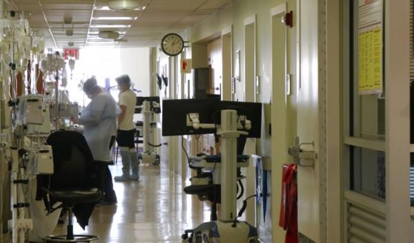 人類被鯊魚襲擊的生死瞬間：硬生生被撕扯掉右臂，看完不敢下海了