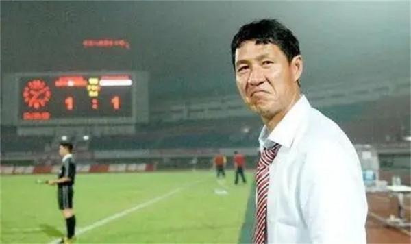 前國腳黎兵與歌星甘萍近況：他足球事業不順利，她52歲仍顯年輕