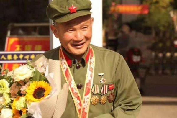 他拉響手雷與敵軍同歸於盡，奇蹟生還，被稱“活著的楊根思”