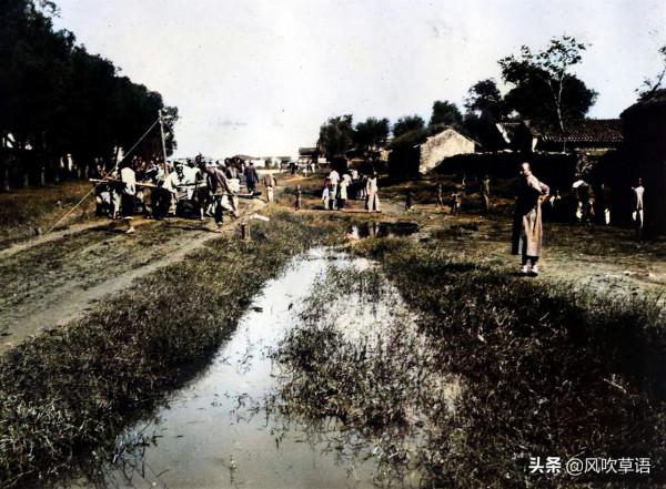 1925年的燕京大學還在建設中，看看當年工人是怎樣搬運鍋爐的