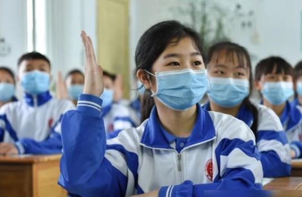 初中生髮型新規定，男生看起來少年感十足，女生看後很難接受