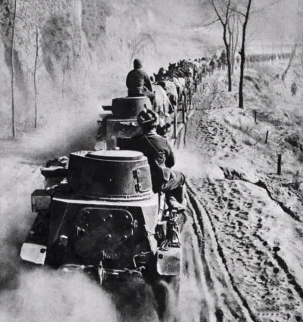 八路軍這場戰鬥，日軍舉著火把靠近我軍，旅長一看：不準開槍