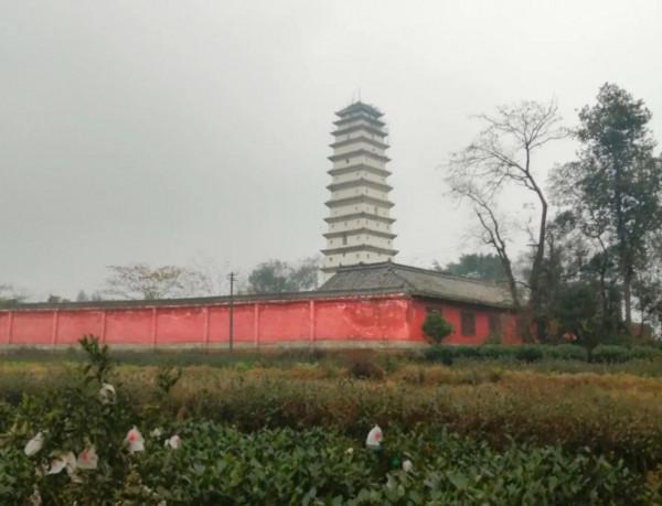 四川洪雅：掛榜峰上有一座白色的塔，叫修文塔，有何來歷？