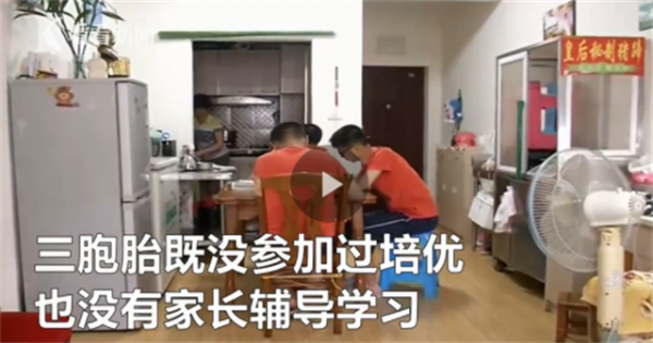 丈夫病逝後，農村媽媽打工擺攤養育三胞胎，仨兒子一個比一個爭氣