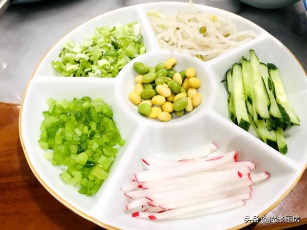 媽媽帶侄女過來玩,請她們吃炸醬麵和北京烤鴨,荷花造型真美 媽媽帶侄女過來玩,請她們吃炸醬麵和北京烤鴨,荷花造型真美